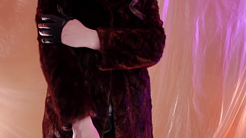 Preview 2 of Bfwwxxx Hidi Hd - ASMR: fur coat,  leather gloves,  vaping (Arya Grander)