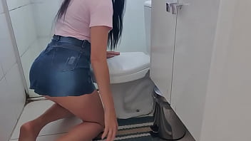 Preview 2 of Mom Bang Frnd - DE QUATRO COM MINI SAIA GAROTA LIMPA O CH&Atilde_O... CALCINHA  ATOLADA NA BUNDA APARECE