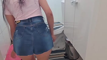 Preview 1 of Mom Bang Frnd - DE QUATRO COM MINI SAIA GAROTA LIMPA O CH&Atilde_O... CALCINHA  ATOLADA NA BUNDA APARECE