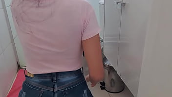 Preview 4 of Mom Bang Frnd - DE QUATRO COM MINI SAIA GAROTA LIMPA O CH&Atilde_O... CALCINHA  ATOLADA NA BUNDA APARECE