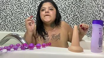 Preview 1 of Using Wif Shazia - Fui filmar na hidro e pedi pro meu namorado colocar o plug no meu cuzinho ele acabou me comendo - Mary Jhuana