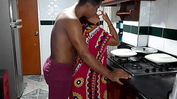Preview 1 of Bhai Behan Ki Chudai Kahani - Milf pelirroja puta es follada en la cocina