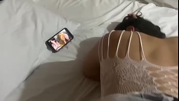 Preview 1 of Poshto Sixcy Video - Esposa gostosa rabuda assistindo homenagem e gozando de quatro