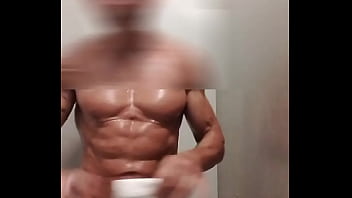 Preview 4 of Fuck Prenent Lady Hard - je me branle et &eacute_jacule dans la douche &agrave_ la salle de sport, 