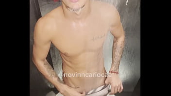 Preview 3 of Shameal Sex - Novinho dotado famosinho do tiktok tomando banho de roupa de pau duro at&eacute_ ficar sem roupa(COMPLETO NO RED)