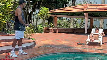 Preview 1 of Mom Makes Son Suck Dad Dick - QUE RICO COGERME AL EMPLEADO  DE LA PISCINA EN SU CUARTO DE HERRAMIENTA 1 PARTE
