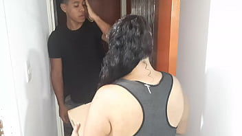 Preview 1 of Mom And Son Separated By Wrap - Le chupo la polla al repartidor