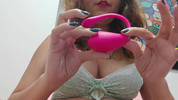 Preview 2 of He Six16 - Perguntas e respostas - mulher safada mostrando seu brinquedo favorito.