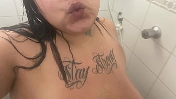 Preview 2 of Live Sex Myanmar - Foi tomar banho e quiz testar o chuveirinho no c&uacute_ - Mary Jhuana