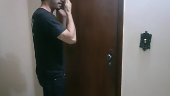 Preview 1 of Bazzar Vedio Xxx Fi - Trai&ccedil_&atilde_o marido trabalhando e mulher chama um desconhecido