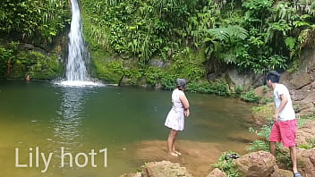 Preview 2 of My Friendd Hot Mom - Llegamos a la fuente de agua el agua esta muy frio. (Segunda parte)
