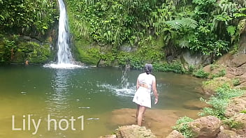 Preview 1 of My Friendd Hot Mom - Llegamos a la fuente de agua el agua esta muy frio. (Segunda parte)