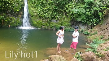 Preview 4 of My Friendd Hot Mom - Llegamos a la fuente de agua el agua esta muy frio. (Segunda parte)