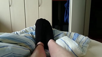 Preview 2 of Madhur Dixit Hot Nud - Schwarze Sneaker Socken