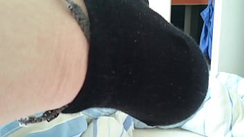 Preview 3 of Madhur Dixit Hot Nud - Schwarze Sneaker Socken