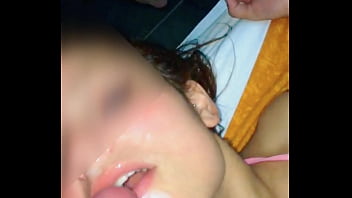 Preview 3 of Mom Son Mp4 - Pauzudo conedor de casada enchendo a boquinha da novinha de porra na frente do corno manso