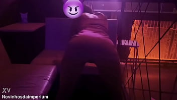 Preview 1 of Auntie Sex Younger Boy - Fui na casa de swing briquei na glory hole e transei sem camisinha e gozaram dentro