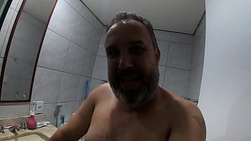 Preview 3 of Stroke Public - Duda Pimentinha em um banho especial com a amiga