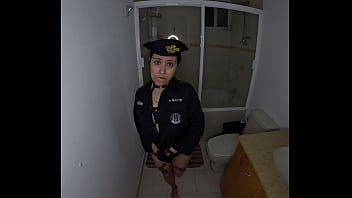 Preview 3 of Aunty Bus Desi - Chica soldado latina cachonda abandona su puesto,  se masturba en la letrina