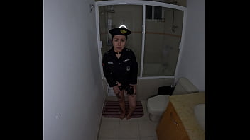 Preview 1 of Aunty Bus Desi - Chica soldado latina cachonda abandona su puesto,  se masturba en la letrina