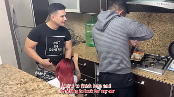 Preview 2 of Sdu Smallx - Esposa y su Marido Cocinando pero su Amigo le Mete Mano a su Esposa al Lado de su marido cornudo NTR Netorare