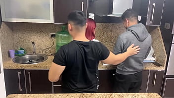Preview 1 of Sdu Smallx - Esposa y su Marido Cocinando pero su Amigo le Mete Mano a su Esposa al Lado de su marido cornudo NTR Netorare