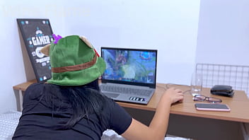 Preview 1 of Grand Mothers An Grand Fother - Ele ficou me provocando,  ent&atilde_o parei de jogar para sentar gostoso