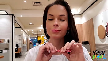 Preview 2 of Xxxvideo Dere - Aleshka Markov apronta dentro do McDonalds enquanto come seu lanche e deixa a Neca sair