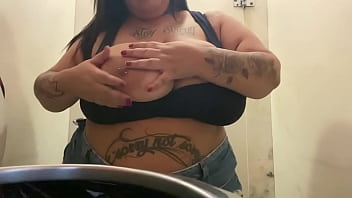 Preview 2 of Cliopathrah Feron - Bbw safada voltou no banheiro do shopping para colocar plug no cu - Mary Jhuana