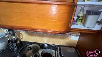 Preview 1 of Xx Sexsi Full Hd - Mi madrastra  rubia y yo conversamos en la cocina y terminamos cogiendo