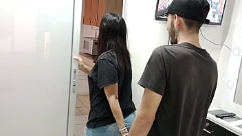 Preview 1 of Meg Emperial Xxx Excandall - esposa infiel llama al hijastro para que le calme lo excitada,  apenas llega se va quedando en hilo mostrando su gran culo y comienza a mamar verga
