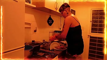 Preview 1 of Xxx Kedicik - MIRA  COMO  ME LLENA  EL  CULO  DE LECHE  EN  LA COCINA COMO  BUENA  PUTA  AMA  DE CASA