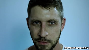 Preview 1 of X Videos 20 Years Giles - Ben Masters gets fucked by his old friend Johnny Ford and he is cooking when a visitor came in to visit him and it is his old friend Ben Masters. Both of them missed each other so that they kiss and fuck