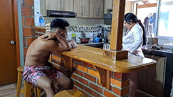 Preview 1 of New Mx Player Sexy Video - la mamade mi novia  me seduce en la cocina,  a ella le encanta chupar mi polla Parte 1