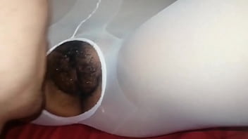 Preview 1 of Kiss The Pussy Of Dani Amour - jovencita recibe un oral para ser follada con pantimedias puestas video casero,  completo en xvideosRED