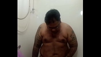 Preview 3 of Desvirgacion Analpainful - Vaibhav Pisses In The Shower