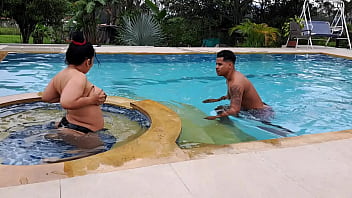 Preview 1 of Guys Humiliated - Me pongo duro al ver a la mama de mi novia  semi desnuda en la piscina