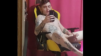 Preview 4 of Xxx Gog - Vejam eu todo lisinho e gostoso ent&atilde_o por que acham que eu vou querer ficar com pessoas mais velhas