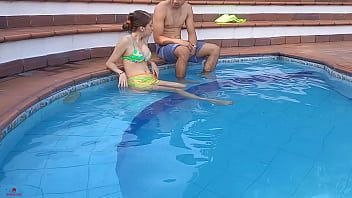 Preview 2 of Boy And Friends Mom Hot - Aprovecho mi momento a solas con la cachonda de mi hermanastra en la piscina para follarla muy fuerte con mi enorme y jugosa polla.