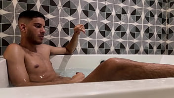 Preview 2 of Cumshot Big Tits - Ativo colocando cadela para chupar seu pau e p&eacute_s na banheira - PRO