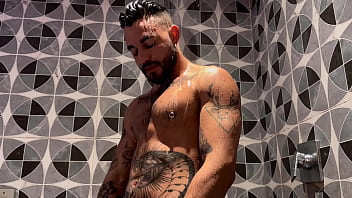 Preview 1 of Cumshot Big Tits - Ativo colocando cadela para chupar seu pau e p&eacute_s na banheira - PRO