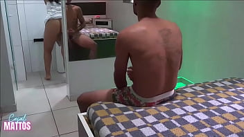 Preview 1 of Pornq Xxxxxx - Punheteiro queria me fuder n&atilde_o deu conta tive que dar pra ele e para o amigo do corno