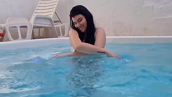 Preview 1 of Sunny Leone Leabians Sex - A safada me convenceu a ir para piscina me chupando,  depois de um boquete gostoso eu comi a gostosa
