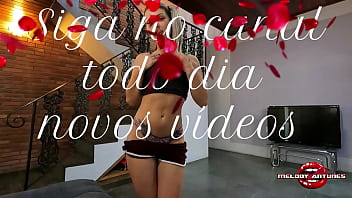 Preview 1 of Cam Istri Orang - Vesti minha calcinha com desenho de flor rosa ,  e bem safada toquei uma siririca ,  gozei deliciosamente e transei com o magrelo na sala / PARTE 01 COMPLETO NO RED