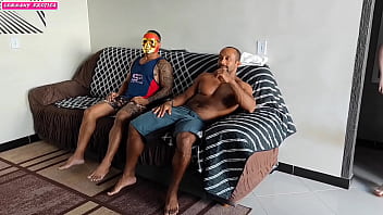 Preview 1 of Hellrestraints Bondage - MEU MARIDO RECEBE A VISITA DE SEU AMIGO VAGABUNDO QUE A INDUS ELE A ASISTE FILME PORN&Ocirc_ E EU COMO SOU MUITO TARADA APROVEITEI A OPORTUNIDADE SENTA BEM GOSTOSO NA PIROCA DO AMIGO