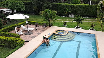 Preview 1 of Lndia Teen Bjxxx - La fiesta termina en una follada en la piscina. Parte 1.