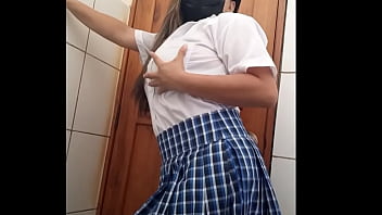 Preview 1 of Jasmin Livw - esc&acirc_ndalo no brasil... estudante famosa de funcion&aacute_rio do governo se masturba e mostra a vagina para a comunidade porn&ocirc_