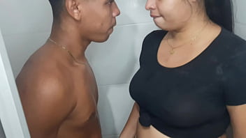 Preview 4 of Jangil Xnxx Www Com - La puta de la limpieza entra al ba&ntilde_o mientras me estoy masturbando y me hace la paja