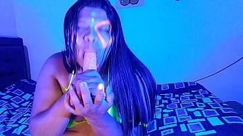 Preview 4 of Abbey Brooks Bent - Despues de la Fiesta Neon me Caliento Haciendo una Mamada a un Dildo con Garganta Profunda - Mi Amigo me Azota mi Culo Duro