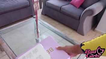Preview 1 of Gier 18 - Suertudo delivery se folla a una rubia soltera en cas acuando le lleva su pedido a casa